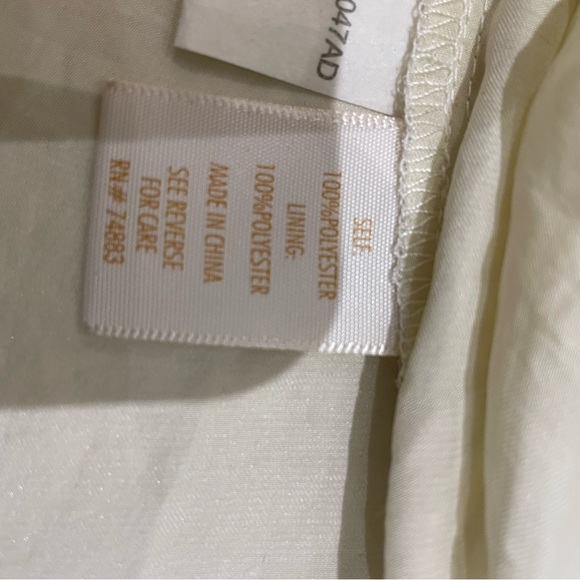 Silky top with black lace trimming on neck area. - Picture 10 of 11